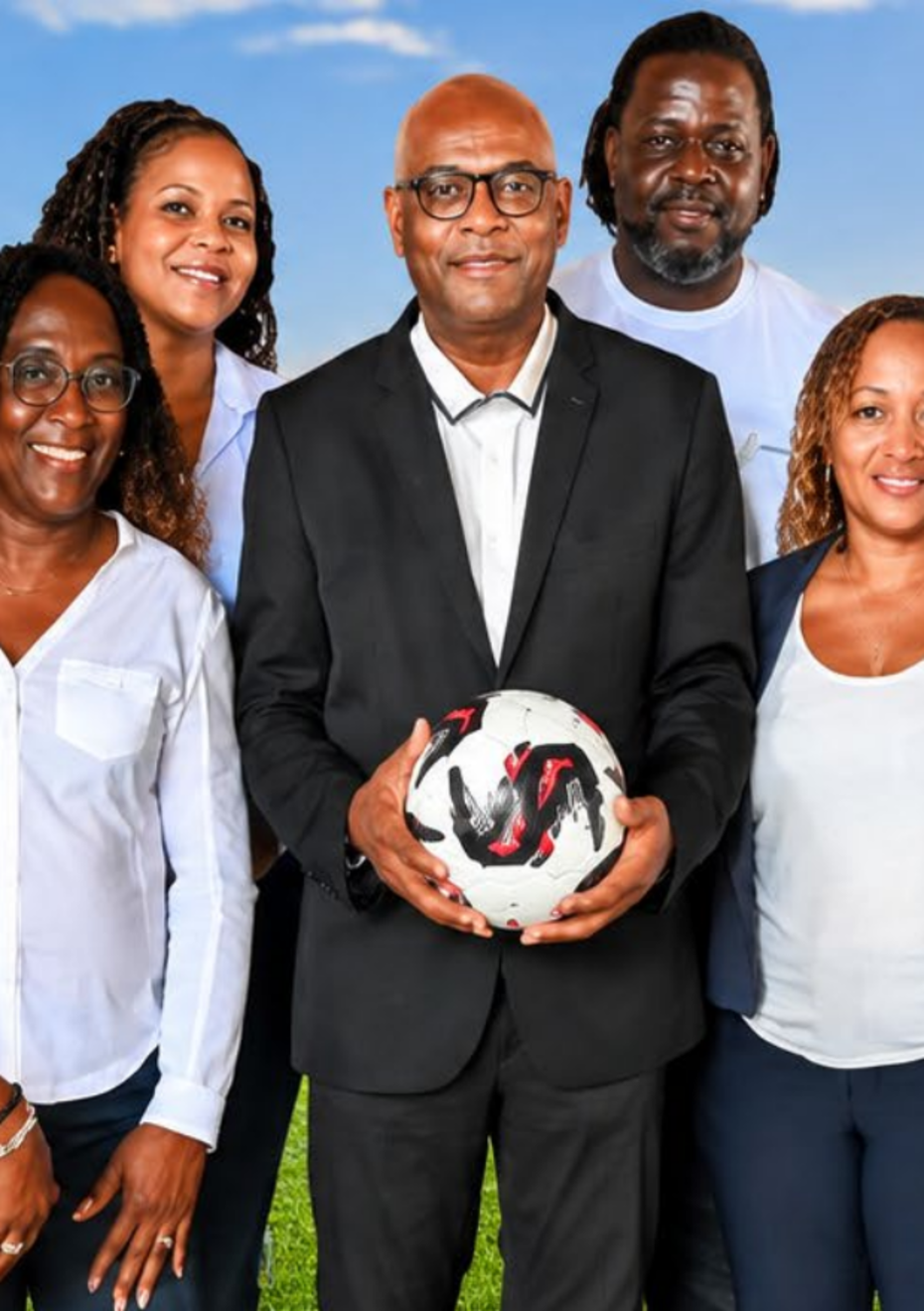 Photo de groupe de l'équipe de campagne autour du football guadeloupéen